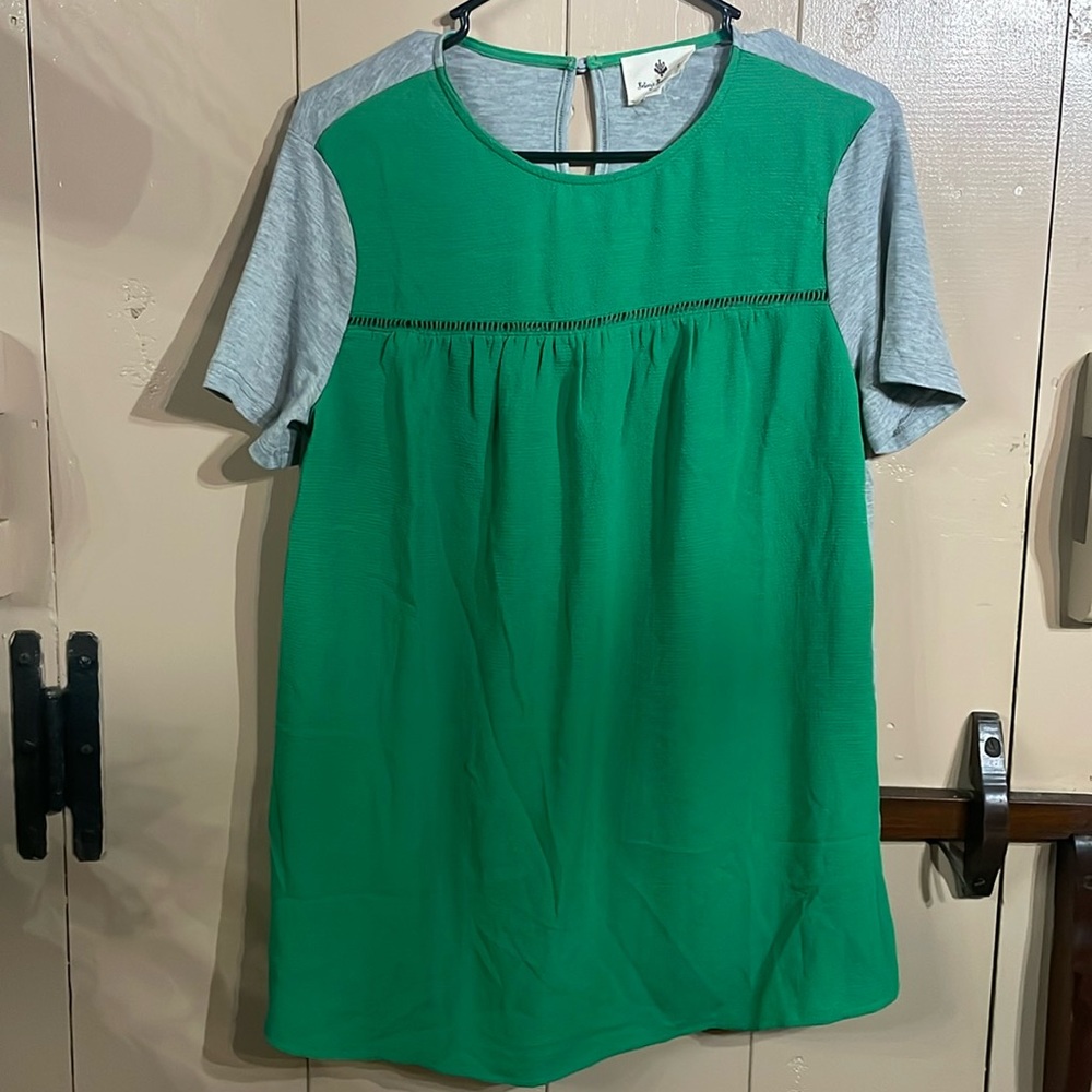 Betsey’s Boutique Shop size small, green & gray shirt